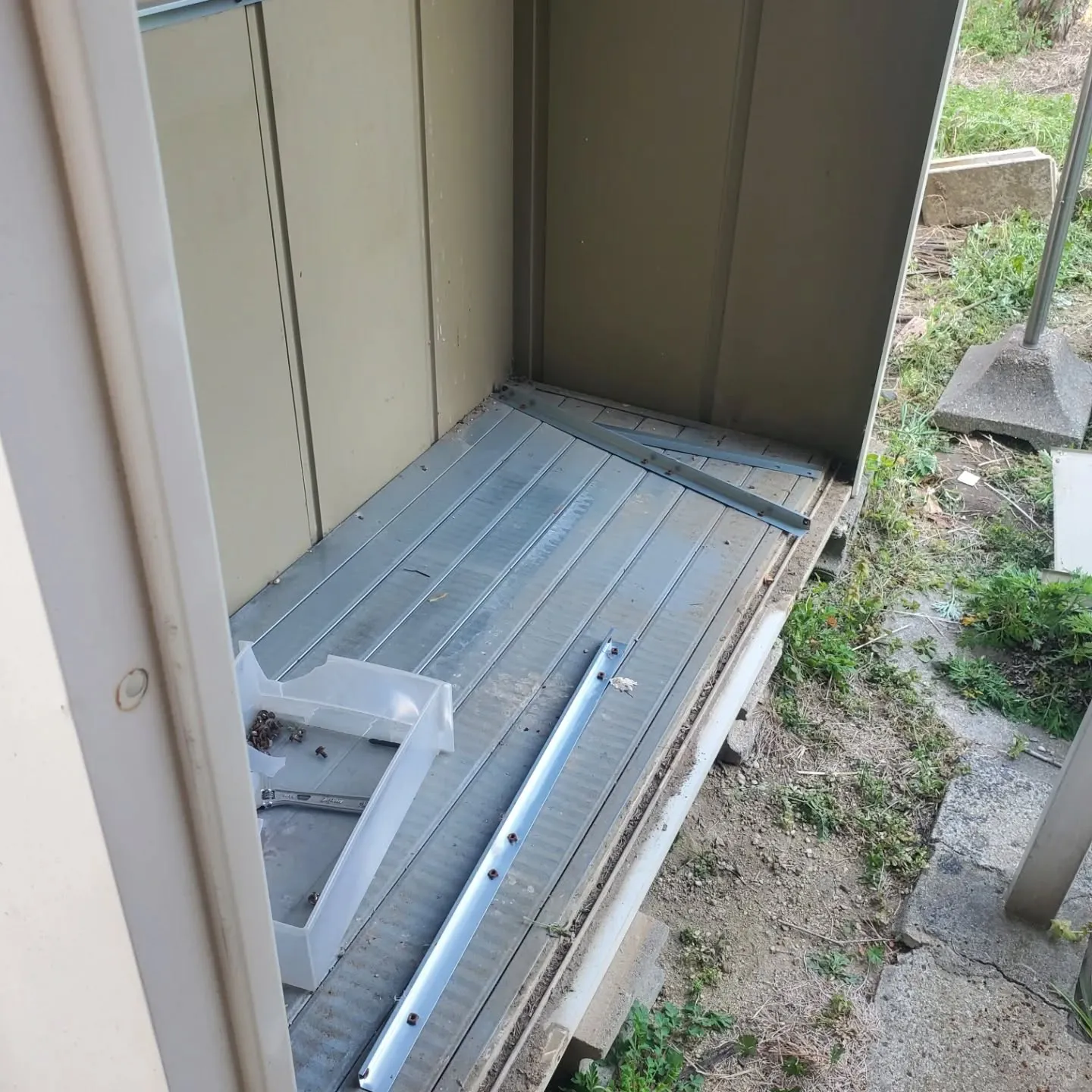 奈良県生駒市にて、【古くなった物置、まるごと解体＆撤去】の作...